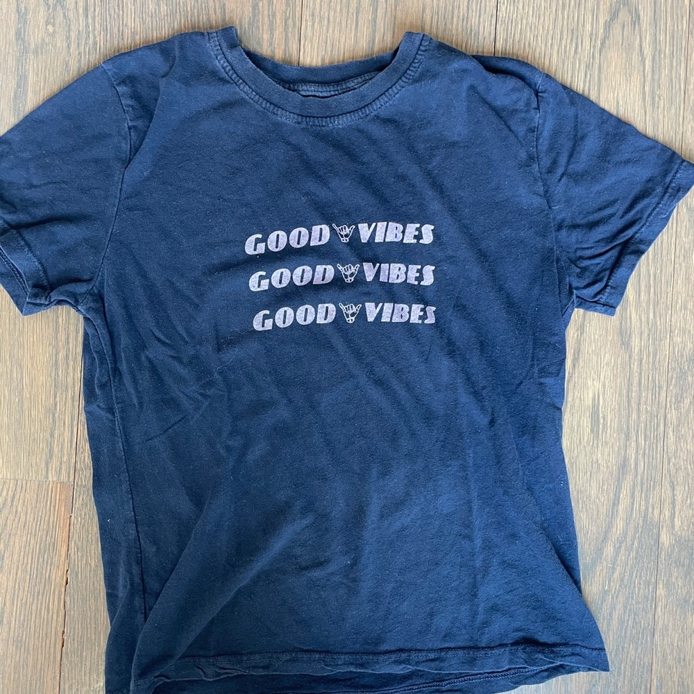 Crop T-shirt navy blue with lilac writing
